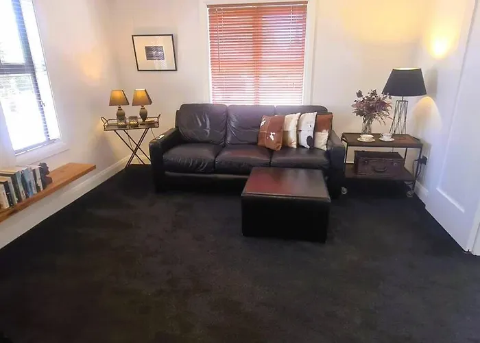 Apartment 6 - Haddin Court - Funky One Bedroom